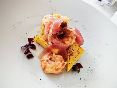 Saor aperatifli karides tabağı ve beyaz arka planda kızarmış polenta.