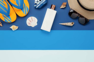 Tablo üstten görünüm yaz ve seyahat plaj tatil sezonu arka plan kavramı içinde hava görüntüsü. Güneş koruma losyonu ve seyahat edenler için dekorasyon modern mavi kağıt üzerinde yat ve alan tasarım kopyalama.
