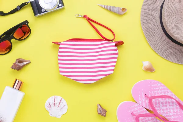 桌面上观看航空形象的项目旅游暑期背景概念 平躺基本配件的旅行到海滩旅行 时尚粉红色手提袋与女性服装在黄色纸上 — 图库照片