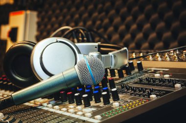 Aletleri müzik arka plan kavramı kapatın. Tek mikrofon kulaklık ev kayıt stüdyosu ses mikseri gemide. Yaratıcı tasarım metin ve ifadeler sahte şablon duvar kağıdı yukarı için boş alan.