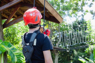 İş güvenli arka plan kavramı. Yumuşak odak genç adam Asya kullanım emniyet kemeri iş yüksek kritik tehlike bölgesinde endüstriyel donatımı ile kapatın. Yaratıcı tasarım metin ve içerik için boş alan.