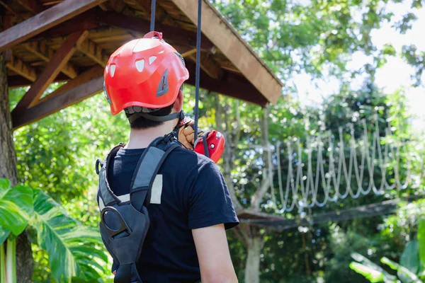 İş güvenli arka plan kavramı. Yumuşak odak genç adam Asya kullanım emniyet kemeri iş yüksek kritik tehlike bölgesinde endüstriyel donatımı ile kapatın. Yaratıcı tasarım metin ve içerik için boş alan.