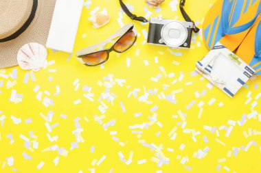 Tablo üstten görünüm yaz ve seyahat plaj tatil sezonu arka plan kavramı içinde hava görüntüsü. Travel.sunglasses ve kamera ve nesneler üzerinde sarı ve kopya alanı düz yatıyordu gerekli aksesuarları.