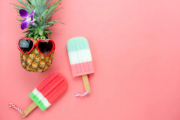 Tablo üstten görünüm yaz ve seyahat plaj tatil sezonu arka plan kavramı içinde hava görüntüsü. Düz işareti nesneleri gıda sezon travel.pineapple giyim güneş gözlüğü için dondurma pembe kağıt üzerinde yatıyordu.