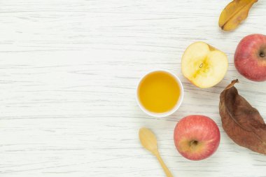 Tablo üstten görünüm hava dekorasyon sonbaharda hasat veya görüntü Rosh Hashanah gün arka plan kavramı. Düz yatıyordu elma dilim ve bal arıyla rustik beyaz ahşap modern kurutulmuş izinli. Kopya alanı için metin ekleme.