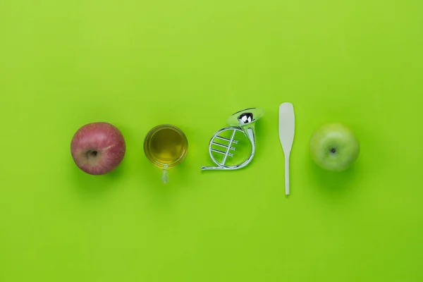 桌面上查看空中装饰图片犹太节日 Rosh Hashana 背景概念 苹果与蜂蜜平躺在现代质朴的白色木制的绿色假期 设计文本的可用空间 — 图库照片