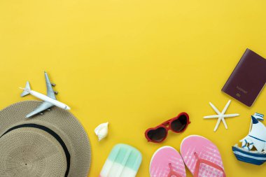 Tablo üstten görünüm yaz ve seyahat plaj tatil sezonu arka plan kavramı içinde hava görüntüsü. Düz temel nesne aksesuarlar, ahşap tahta mavi denizde gezgin kadın ve kopya alanı yatıyordu..