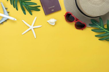 Tablo üstten görünüm moda yaz tatil arka planda seyahat hava görüntüsü. Düz yatıyordu aksesuarları seyahat için giyim. Pasaport rustik sarı kağıt modern duvar kağıdı üzerinde güneş gözlüğü. Alan içeriği için.
