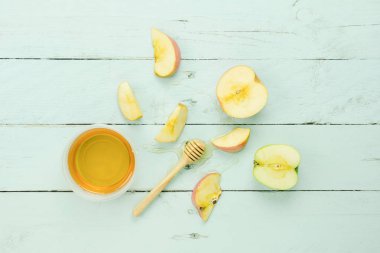 Tablo üstten görünüm süslemeleri Yahudi tatil Rosh Hashana arka plan kavramı hava görüntüsü. Düz çeşitli elma ve bal arı sıçrama için yaratıcı modern rustik mavi wooden.space tahtaya kepçe ile göklere.
