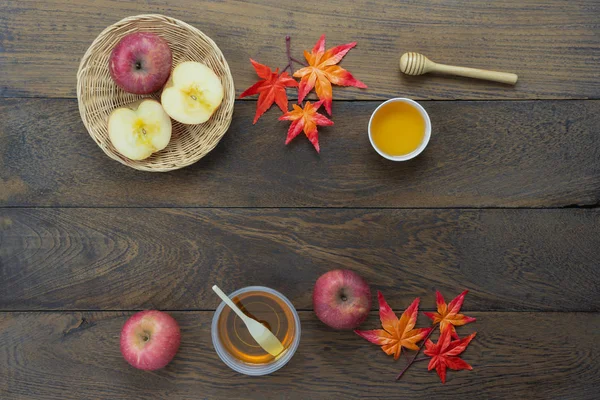 桌面上查看空中装饰图片犹太节日 Rosh Hashana 背景概念 在现代质朴的棕色木制木篮下 品种繁多的苹果和蜂蜜的平躺 创造性的自由空间 — 图库照片