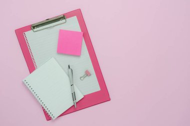 Tablo üstten görünüm Eğitim sezonu arka plan kavramının okula geri hava görüntüsü. Not kuytu ve modern rustik pembe kağıt kalem ile düz yatıyordu ataş kurulu. Yaratıcı tasarım metin için boş alan.
