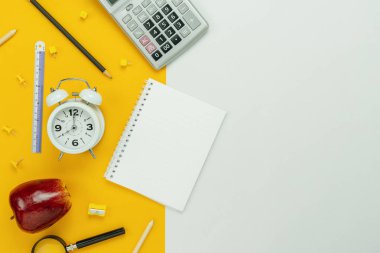 Tablo üstten görünüm Eğitim sezonu arka plan kavramının okula geri hava görüntüsü. Günlük Not kuytu ve nesnelerle modern rustik beyaz ve sarı kağıt üzerinde düz yatıyordu. Yaratıcı tasarım için boş alan.