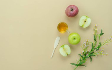 Masa üstü Rosh Hashana arka plan kavramı süslemeleri Yahudi tatil hava görüntüsünü görüntüleyin. Çeşitli elma ve bal arı ve çiçek modern rustik sarı kağıt üzerinde düz yatıyordu. Tasarım için boş alan.
