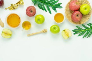 Masa üstü Rosh Hashana arka plan kavramı süslemeleri Yahudi tatil hava görüntüsünü görüntüleyin. Düz çeşitli elma ve bal arı modern rustik beyaz tahta üzerinde yatıyordu. Boş alan yaratıcı mock up.