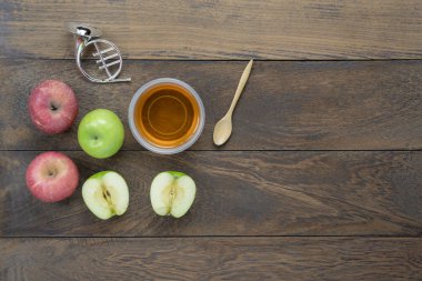 Masa üstü Rosh Hashana arka plan kavramı süslemeleri Yahudi tatil hava görüntüsünü görüntüleyin. Çeşitli elma ve bal arı ve müzik aleti korna rustik kahverengi ahşap modern düz lay.