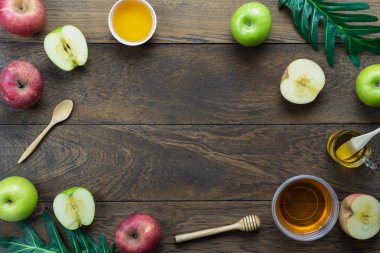 Masa üstü Rosh Hashana arka plan kavramı süslemeleri Yahudi tatil hava görüntüsünü görüntüleyin. Çeşitli elma ve bal arı rustik kahverengi ahşap modern düz yatıyordu. Boş alan yaratıcı mock up.