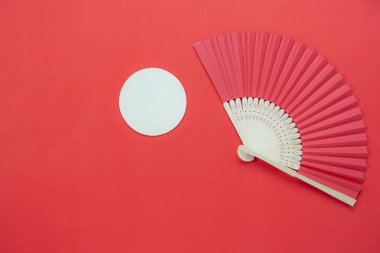 Tablo üstten görünüm süslemeleri Çin ay Festivali arka plan kavramı hava görüntüsü. Düz yatıyordu Ahşap daire ve Çin ahşap üfleyici rustik kırmızı kağıt modern duvar kağıdı. Yaratıcı tasarım metin için yer kopyalayın.