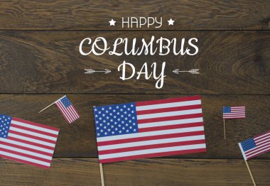 Dekorasyon işareti ABD mutlu Columbus günü Ekim 8,2018 arka plan kavramı masa üstten görünüm havadan görüntü. Düz yatıyordu aksesuarları bize bayrak ve içerik veya ifadeler sezon modern rustik kahverengi ahşap.