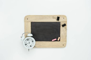 Tablo üstten görünüm Eğitim sezonu arka plan kavramının okula geri hava görüntüsü. Düz yatıyordu yazı tahtası ve tebeşir rustik beyaz ahşap modern tarih ile saat. Yaratıcı tasarım kadar alay için alanı Kopyala.