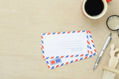 Tablo üstten görünüm iş ofis resepsiyon arka plan kavramı hava görüntüsü. Düz yatıyordu nesne devam eden yazma zarf modern rustik kahverengi ahşap siyah kahve kalemle tarafından. Yaratıcı tasarım metin için yer kopyalayın