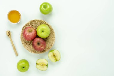 Masa üstü Rosh Hashana arka plan kavramı süslemeleri Yahudi tatil hava görüntüsünü görüntüleyin. Düz çeşitli elma ve bal arı nesne iz Kupası ve tahta kaşık modern rustik beyaz ahşap duvar üzerinde yatıyordu.