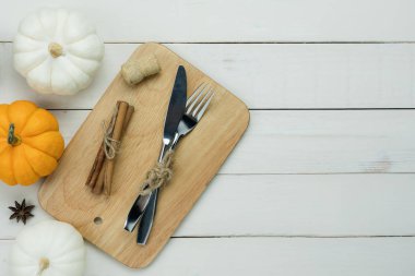 Tablo üstten görünüm dekorasyon Cadılar Bayramın kutlu olsun ya da Şükran günü arka plan kavramı hava görüntüsü. Kabak ve beyaz ahşap ayarla akşam yemeği parti için düz yatıyordu aksesuar nesnesi. Yaratıcı tasarım için alan.
