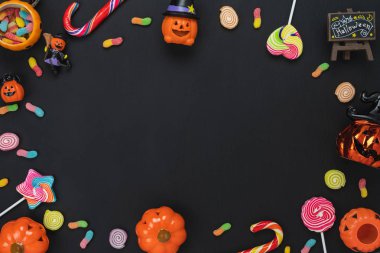 Tablo üstten görünüm dekorasyon mutlu Cadılar Bayramı gün arka plan kavramı hava görüntüsü. Kabak ve siyah ahşap tatlı şeker parti için temel nesne düz yatıyordu aksesuarları. Yaratıcı tasarım için alan.