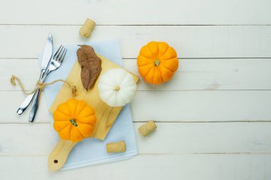 Tablo üstten görünüm dekorasyon Cadılar Bayramın kutlu olsun ya da Şükran günü arka plan kavramı hava görüntüsü. Kabak partiye düz yatıyordu aksesuar nesne ve beyaz tahta üzerinde mutfak eşyaları. Alan tasarımı için.