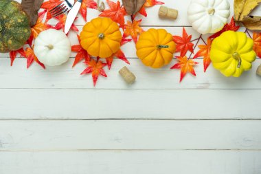 Tablo üstten görünüm dekorasyon Cadılar Bayramın kutlu olsun ya da Şükran günü arka plan kavramı hava görüntüsü. Beyaz tahta üzerinde kabak ve akçaağaç yaprağı parti için düz yatıyordu aksesuar nesnesi. Yaratıcı tasarım için alan.