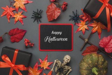 Tablo üstten görünüm dekorasyon mutlu Cadılar Bayramı gün arka plan kavramı hava görüntüsü. Kabak ve çiçek ve Hediyelik siyah ahşap parti için temel nesne düz yatıyordu aksesuarları. Yazı tahtası üzerinde metin sezon.