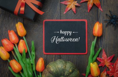 Tablo üstten görünüm dekorasyon mutlu Cadılar Bayramı gün arka plan kavramı hava görüntüsü. Kabak ve çiçek ve Hediyelik siyah ahşap parti için temel nesne düz yatıyordu aksesuarları. Yazı tahtası üzerinde metin sezon.