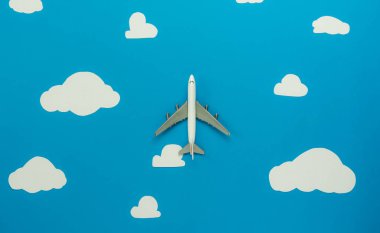 Tablo üstten görünüm ulaşım uçak veya seyahat arka plan kavramı ile hava görüntüsü. Düz uçak sinek yatıyordu kağıt ile mavi gökyüzü beyaz bulut kopya alanı ile kesme güzel. Kadar sahte için Tasarla.