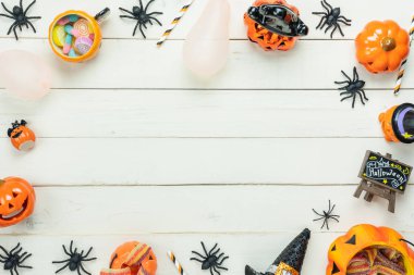 Tablo üstten görünüm dekorasyon mutlu Cadılar Bayramı gün arka plan kavramı hava görüntüsü. Kabak ve beyaz tahta üzerinde balon parti için temel nesne düz yatıyordu aksesuarları. Yaratıcı tasarım metin için yer.