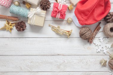 Merry Christmas dekorasyon ve mutlu yeni yıl süsleri kavramı görünümünü yukarıda. Temel fark modern rustik ahşap beyaz zemin üzerine evde stüdyo ofis masası nesneleri. Kattaki parti öğeleri.