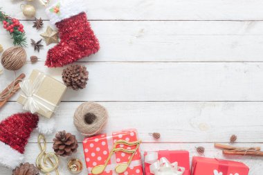 Merry Christmas dekorasyon ve mutlu yeni yıl süsleri kavramı görünümünü yukarıda. Temel fark modern rustik ahşap beyaz zemin üzerine evde stüdyo ofis masası nesneleri. Kattaki parti öğeleri.