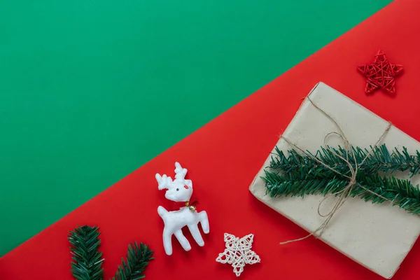メリー クリスマス 新年あけましておめでとうございますのテーブル トップ ビュー概念をオーナメントします モダンな赤 緑紙背景自宅にフラット横たわっていた本質的な違いオブジェクト トナカイ ギフト ボックス — ストック写真