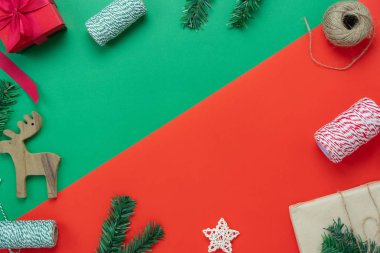 Merry Christmas dekorasyon ve mutlu yeni yıl süsleri kavramı en iyi görünümünü masa. Düz yatıyordu temel fark nesne köknar ağacı ve hediye kutusu ve yeşil ve kırmızı kağıt modern background.copy alanı üzerinde ren geyiği