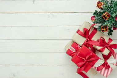 Merry Christmas dekorasyon ve mutlu yeni yıl süsleri kavramı en iyi görünümünü masa. Düz yatıyordu temel fark nesneleri dekor köknar ağacı ve hediye kutusu modern beyaz ahşap zemin üzerinde. Kopya alanı tasarımı için