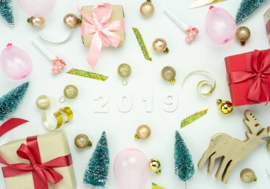 Merry Christmas dekorasyon ve mutlu yeni yıl 2019 süsler kavramı masa üst görünümünü. Dekor modern ahşap beyaz arka plan üzerinde düz yatıyordu temel fark nesneleri metin ve hediye kutusu.
