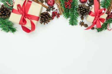 Merry Christmas dekorasyon ve mutlu yeni yıl süsleri kavramı en iyi görünümünü masa. Düz temel nesneleri köknar ağacı ve hediye kutusu ev stüdyosu ofis masası, modern rustik ahşap beyaz zemin üzerinde yatıyordu..