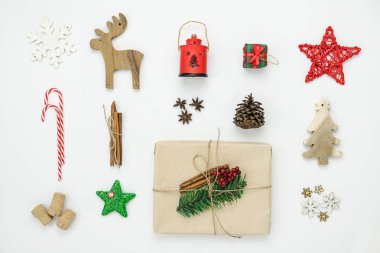 Merry Christmas dekorasyon ve mutlu yeni yıl süsleri kavramı en iyi görünümünü masa. Düz yatıyordu temel fark nesneleri dekor Ren geyiği ve hediye kutusu ve diğer dekor modern beyaz ahşap zemin üzerinde.