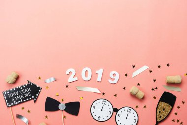 Merry Christmas dekorasyon ve mutlu yeni yıl 2019 süsler kavramı masa üst görünümünü. Düz parti sezon nesnelere temel fark photo booth prob pembe kağıt modern arka plan üzerinde yatıyordu.