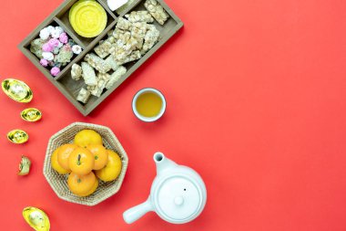 Üstten görünüm havadan görüntü resmini düzenleme dekorasyon Çin yeni yıl ve ay yeni yıl tatil arka plan kavramı. Taze turuncu gıda ile yat ve kırmızı kağıt üzerinde içki. Diğer dil demek zengin ya da mutlu