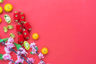 Üstten görünüm aksesuarları ay yeni yıl ve Çin yeni yıl tatili kavramı arka plan üzerinde. Turuncu kırmızı fener ve rustik kırmızı kağıt modern zemin üzerinde pembe çiçek. Diğer dil demek zengin ya da zengin.