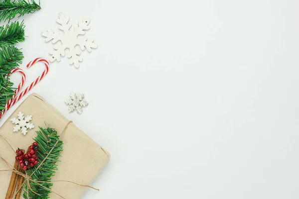 メリー クリスマス 新年あけましておめでとうございますのテーブル トップ ビュー概念をオーナメントします フラット横たわっていた本質的な違いオブジェクトの装飾トナカイ ギフト ボックスとモダンな白い木製の背景に装飾 その他 — ストック写真