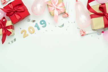 Merry Christmas dekorasyon ve mutlu yeni yıl 2019 süsler kavramı masa üst görünümünü. Düz yatıyordu temel fark nesneleri kutusunu ve beyaz kağıt modern arka plan üzerinde metin numarası ile balon hediye.