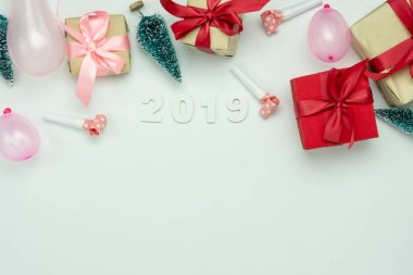 Merry Christmas dekorasyon ve mutlu yeni yıl 2019 süsler kavramı masa üst görünümünü. Düz yatıyordu temel fark nesneleri kutusunu ve beyaz kağıt modern arka plan üzerinde metin numarası ile balon hediye.