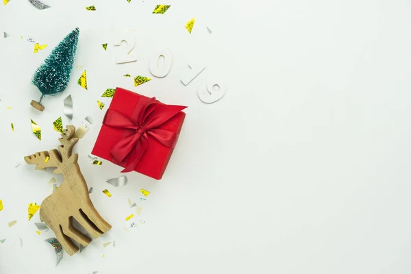 テーブル メリー クリスマス装飾 新年あけましておめでとうございます 2019年装飾品コンセプトの平面図です フラット横たわっていた本質的な違いオブジェクト ギフト ボックス 松木とモダンなホワイト ペーパーの背景に金色の紙吹雪 — ストック写真