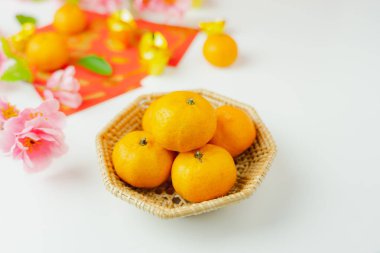 Üstten görünüm havadan görüntü resmini düzenleme dekorasyon Çin yeni yıl ve ay yeni yıl tatil arka plan kavramı. Modern beyaz ev ofis masa başında ahşap üzerine pembe çiçeği ile düz yatıyordu taze turuncu.