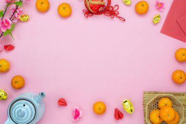 Çince dil demek zengin ya da zengin ve mutlu. Tablo üstten görünüm ay yeni yıl ve Çin yeni yıl tatili kavramı arka plan. Düz yatıyordu karışımı çeşitli nesne kağıt üzerinde altın para ile turuncu ve Kupası ağaç